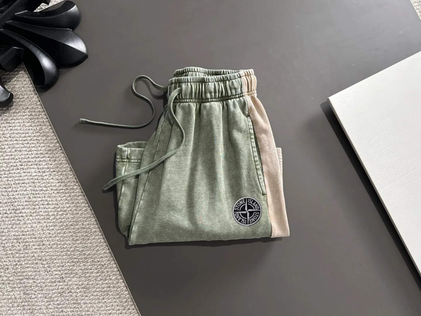 Next day shipment P300 High quality Stone lsland/Stone Island 2025 spring and summer new high-definition elastic band casual solid color loose shorts, made with machines imported from Italy. The hem of the trousers is stitched with two needles. The stitching is fine and firm. The fabric is customized at the counter and is highly breathable and comfortable. The details are impeccable. The brand element design concept reflects high quality. It feels delicate and soft! It presents a casual cut and the upper body shape is great! Size: S-XXL
